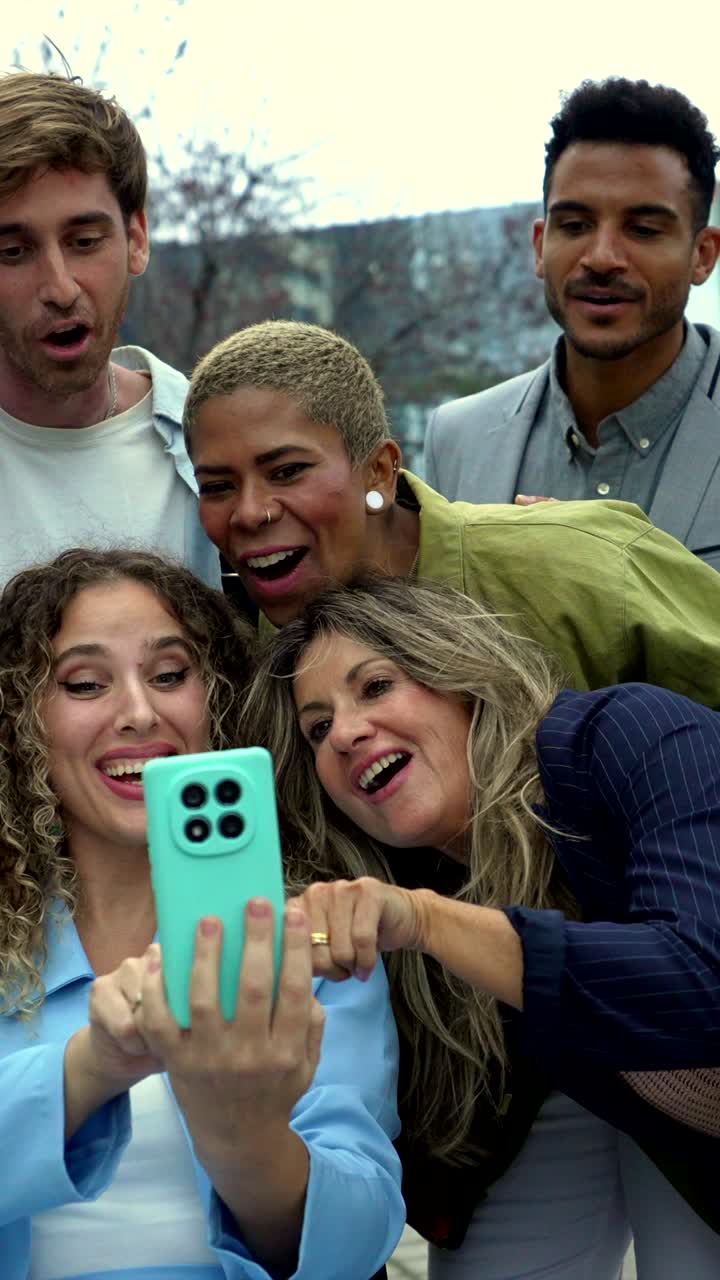 Selfie di gruppo con persone felici