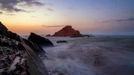 Grandes-Olas-Al-Atardecer-En-Portugal