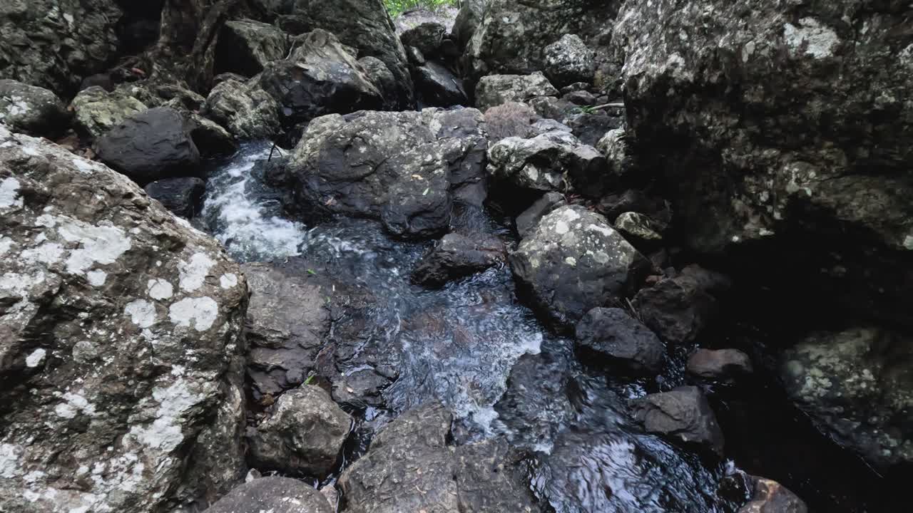 agua que fluye sobre las rocas en un entorno natural
