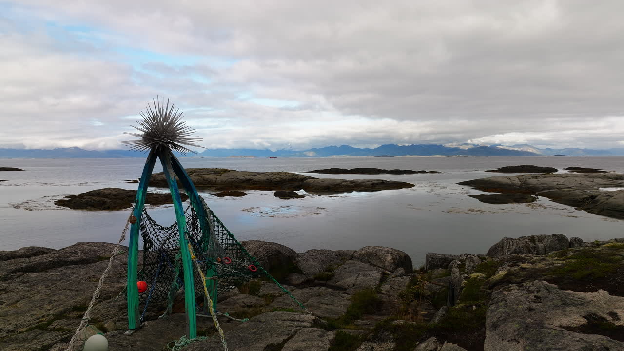 paisaje costero de la isla de tranoy en noruega - toma aérea de un dron
