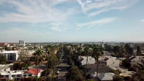 Icónica-Calle-Bordeada-De-Palmeras-En-Santa-Mónica,-Drone-En-Los-ángeles