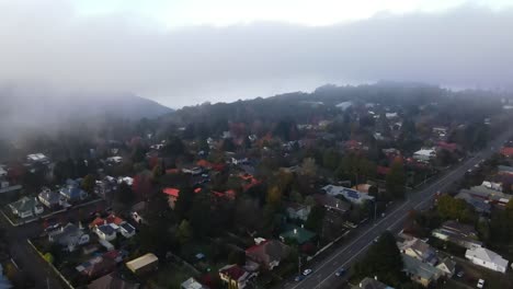 Panorámica-Aérea-De-Drones-Sobre-La-Ciudad-De-Katoomba-Durante-Una-Mañana-Nublada.