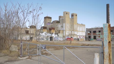 View-of-an-established-shot-of-abandoned-manufacture-building-in-Detroit,-Michigan