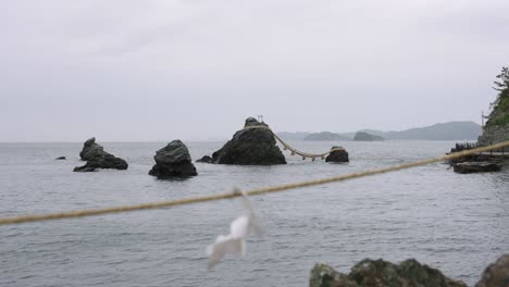 Rocas-Casadas-En-La-Costa-De-Ise,-Mie-Japón