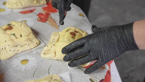 un panadero pone los toques finales en la conformación de una pastelería tradicional de flaouna