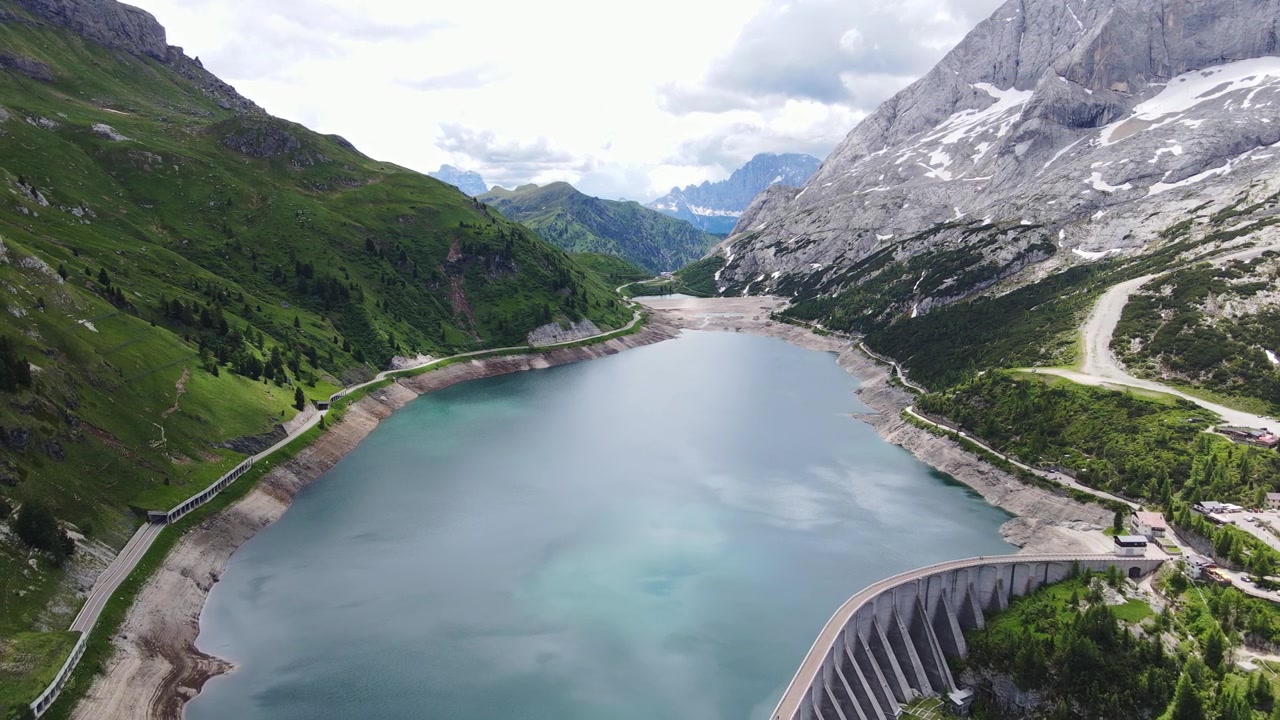 Vista cinematografica, Lago Fedaia sotto la Marmolada nelle Dolomiti, Italia, acqua turchese