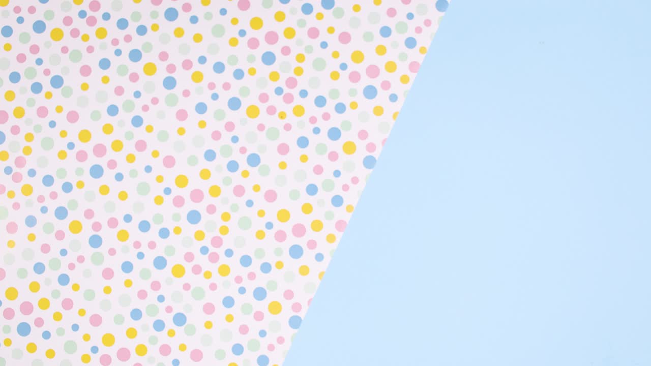 머핀 컵 케이크는 생일 파티를 위해 접시에 나타납니다. 움직임을 멈추십시오.