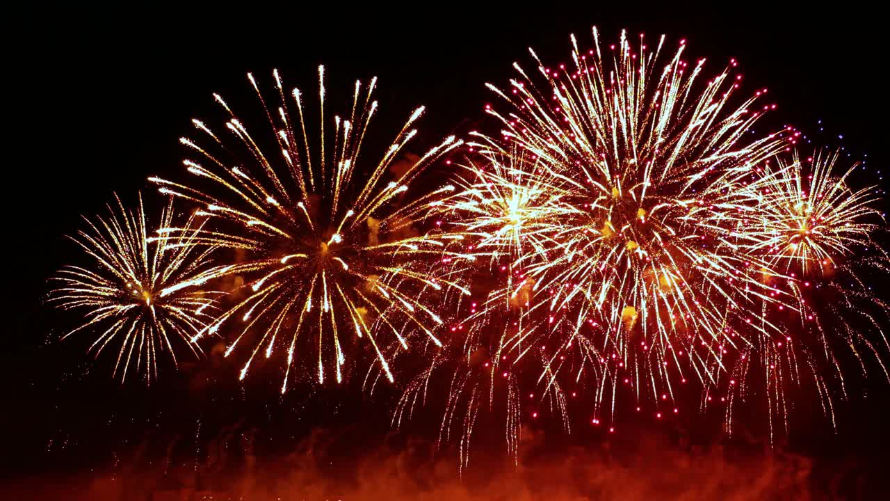 coloridos fuegos artificiales explotando en el cielo nocturno. celebraciones y eventos en colores brillantes.