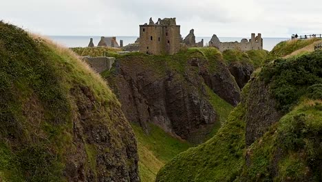 Acercándose-Al-Castillo-De-Dunnottar,-Escocia,-Reino-Unido