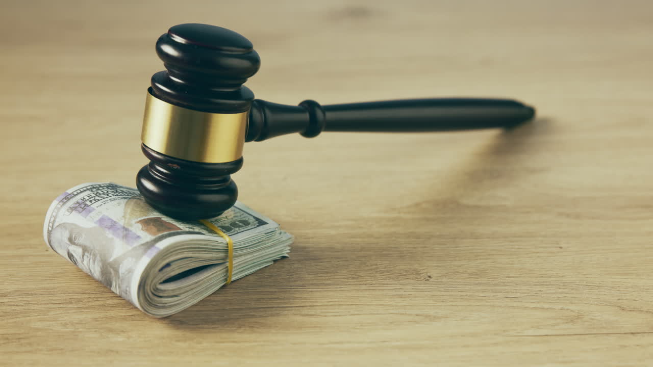 dinero, juez martillo y soborno en efectivo en una mesa