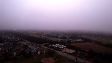 Vernon-Hills-Illinois-Hora-Del-Crepúsculo-Con-Niebla-Casi-De-Noche,-Por-Encima-De-La-Casa-Residencial,-Mantenimiento-De-La-Carrera-De-Ciervos,-Ferrocarril