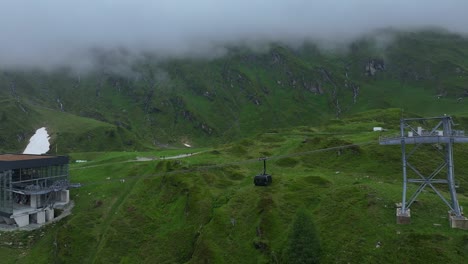 toma de seguimiento del teleférico en la estación de esquí de kitzsteinhorn y el fondo de los alpes cubiertos de niebla.