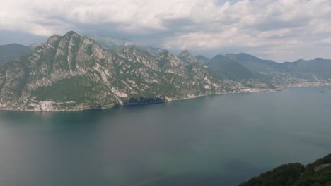 Vista-De-Drones-En-El-Lago-Iseo-Y-El-Monte-Corna-Trentapassi-En-Un-Día-Soleado-Con-Nubes