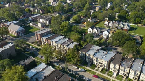 fila de casas en el lado sur de chicago en verano