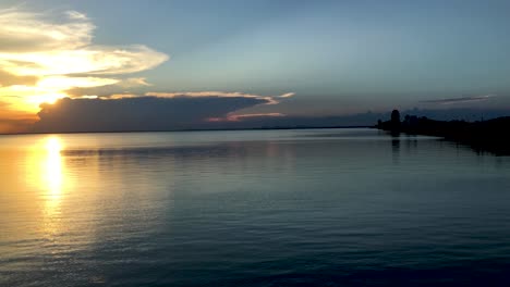 Wunderschöner-Sonnenuntergang-Am-Tungabhadra-Stausee-In-Der-Nähe-Von-Hampi,-Karnataka,-Indien