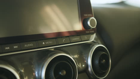 vista del interior del tablero de instrumentos del automóvil