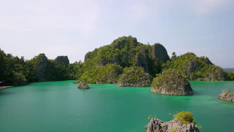 bahía de la cadena de islas piaynemo en pulau penem en el área de raja ampat indonesia, toma aérea revelada