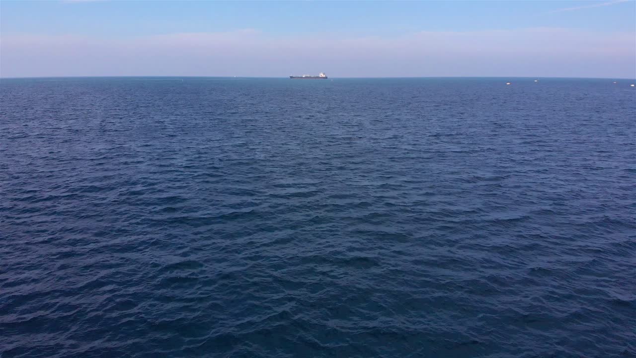 넓은 바다 풍경과 함께 배