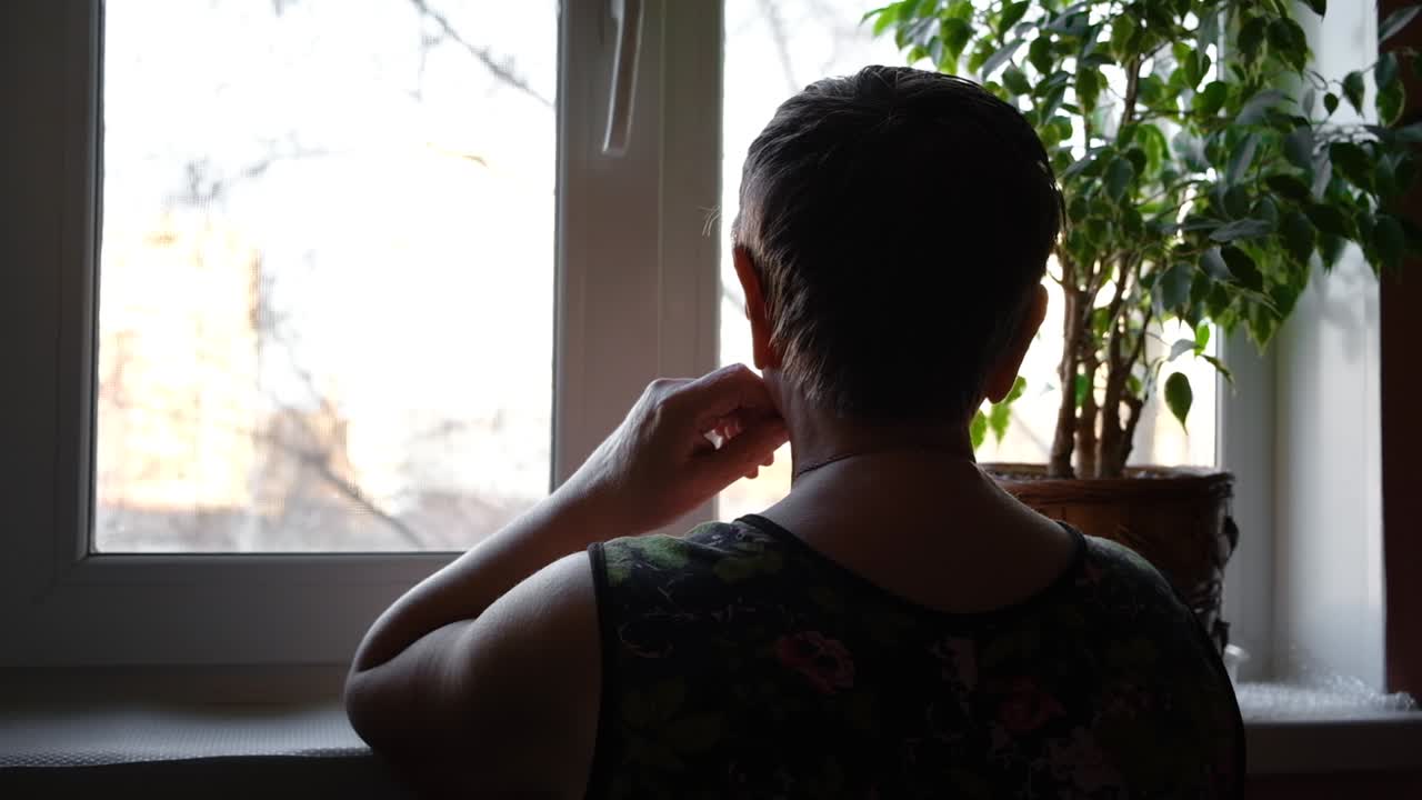 Donna che guarda fuori dalla finestra