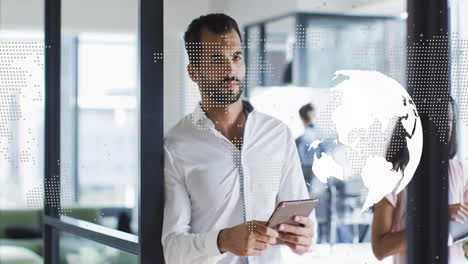 animación del globo con procesamiento de datos sobre empresario biracial usando tableta en la oficina