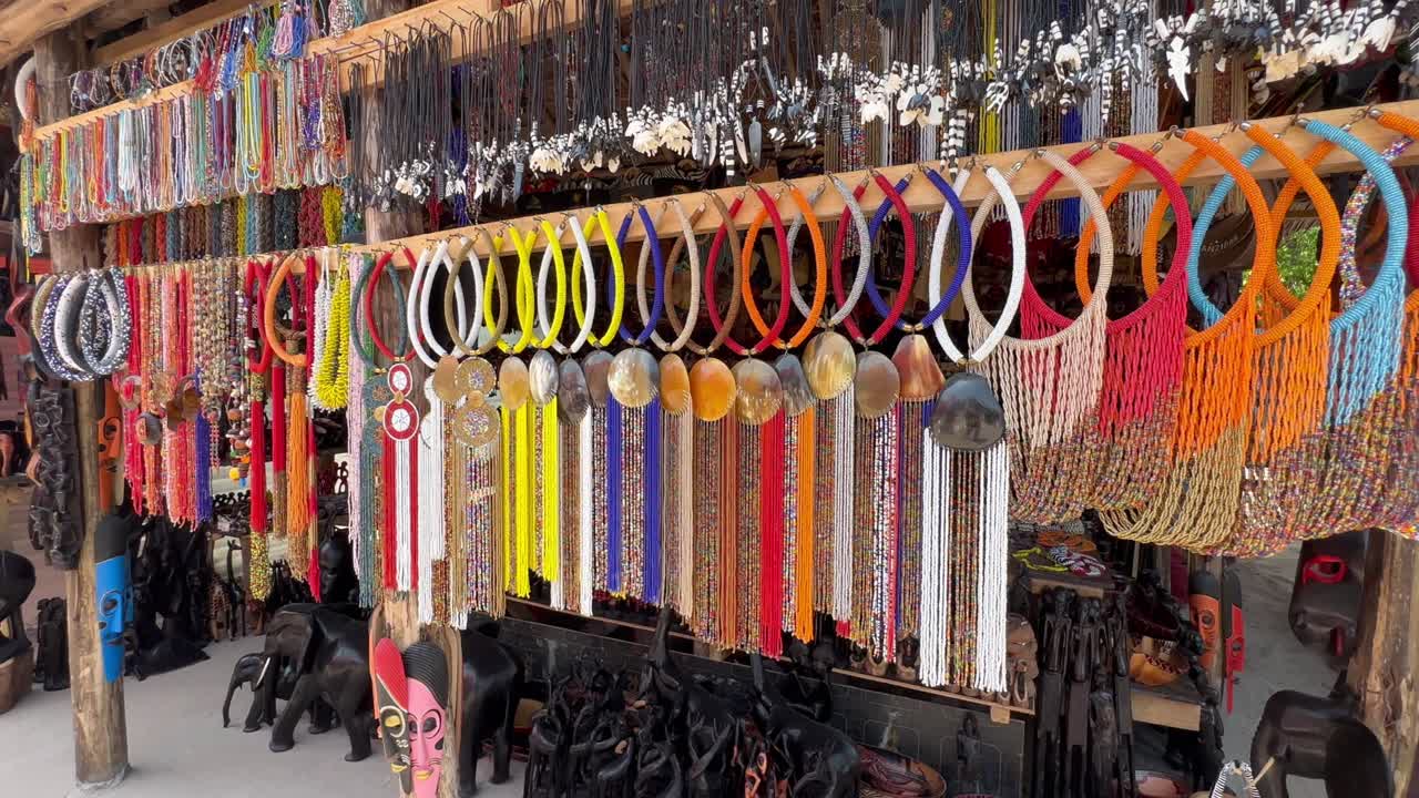Estantes de venta de joyas para turistas en la isla de Kwale. Zanzíbar, Tanzania