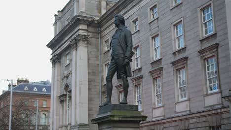 edmund burke-statue vor dem trinity college dublin in dublin, irland