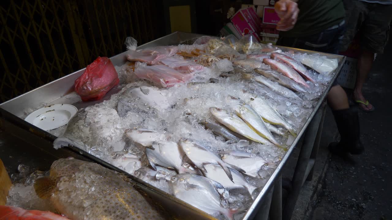 mercado de pescado de mariscos asiático en la calle pescado en hielo para la venta documental tailandia