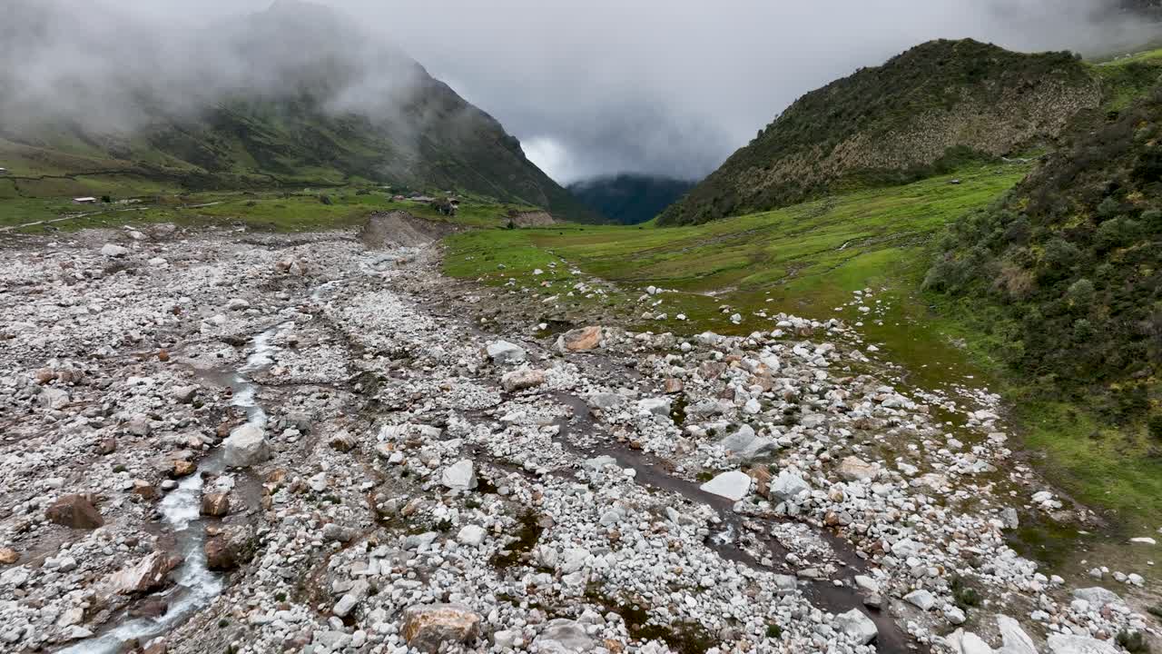 vista aérea de drones en la parte superior de salkantay trek desde cusco a machu picchu en los andes peruanos durante una mañana soleada y nublada, perú, américa del sur, el camino en salkantay trek, perú