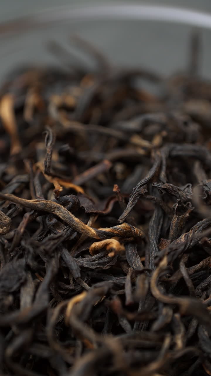 primer plano de las hojas de té negro