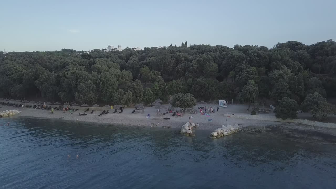 кадры с беспилотника над пляжами и морями хорватии