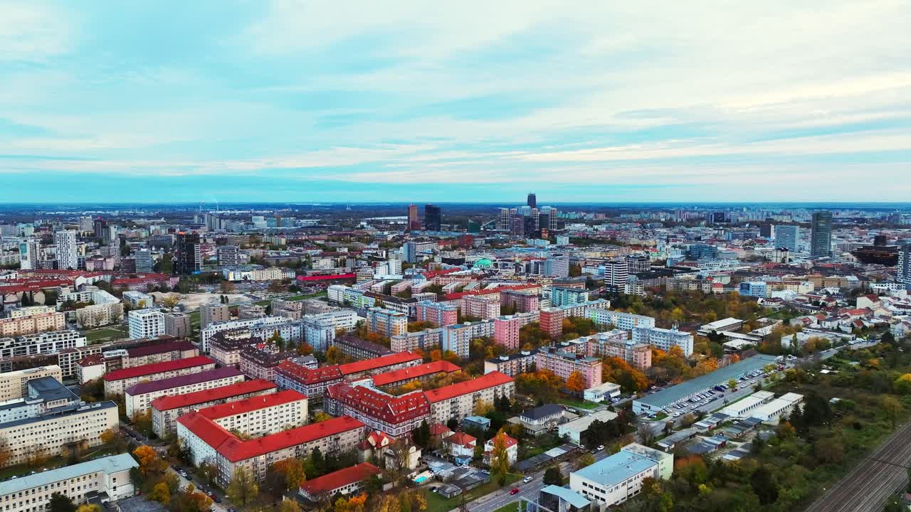 clip aéreo de la ciudad en otoño
