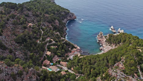 Pueblo-De-Montaña-De-Deia-Y-Playa-De-Cala-Deia-En-Mallorca,-España