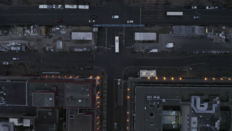 Vogelperspektive-Von-Oben-Nach-Unten-Auf-Den-Verkehr-Auf-Dem-Breiten-Boulevard-In-Der-Dämmerung.-Baustelle-In-Der-Mitte.-Berlin,-Deutschland