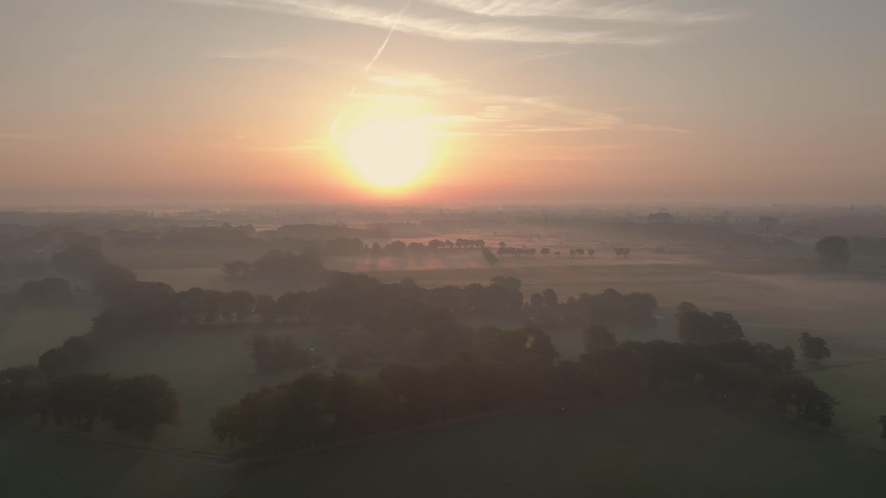 amanecer sobre campos de niebla y campo de golf