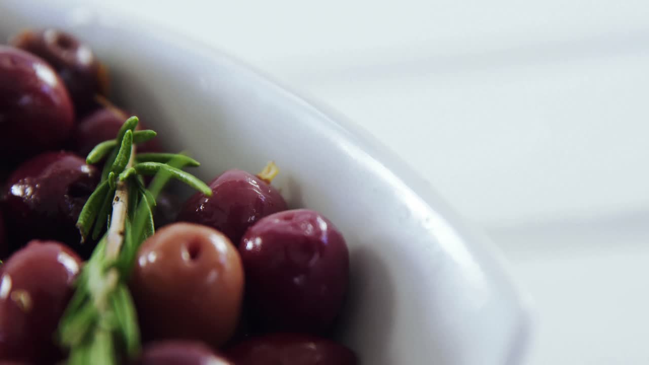 tapas de aceituna roja en un tazón