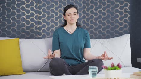 mujer haciendo yoga afuera frente a la ventana.