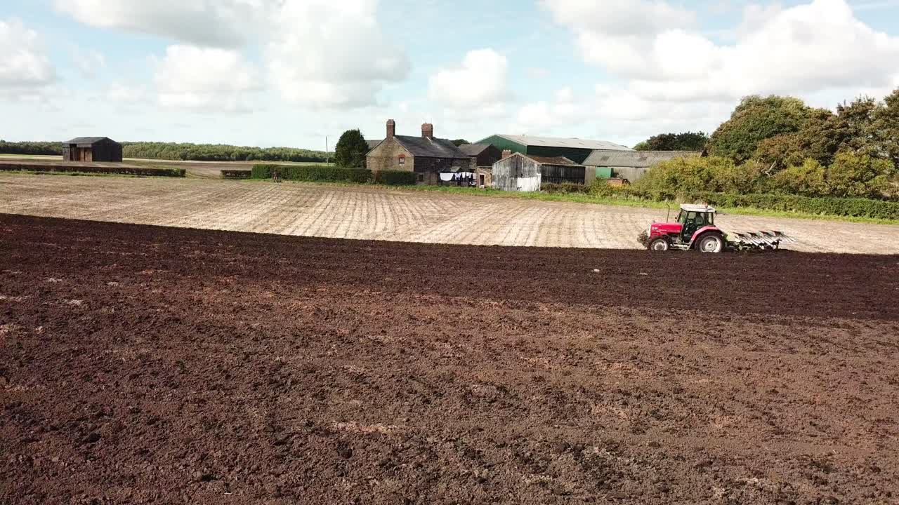 imágenes aéreas sobre el campo de arado del tractor