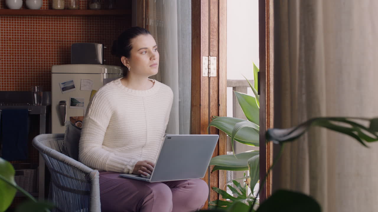 mujer joven feliz usando una computadora portátil trabajando desde casa navegando en línea viendo entretenimiento disfrutando relajándose el fin de semana