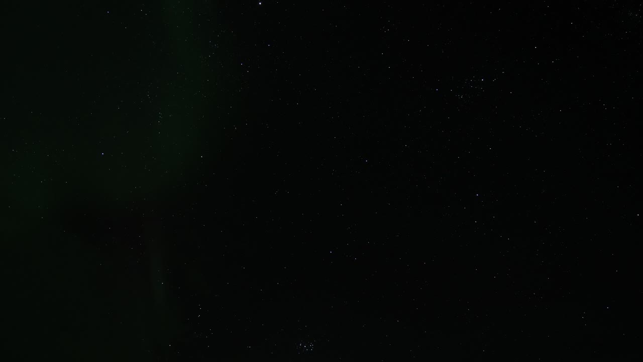 극적인 팬은 2 월 아이슬란드에서 아름다운 북쪽 빛을 보여줍니다.