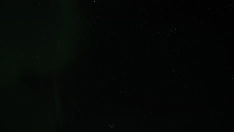 pan dramático muestra hermosas luces del norte en islandia en febrero