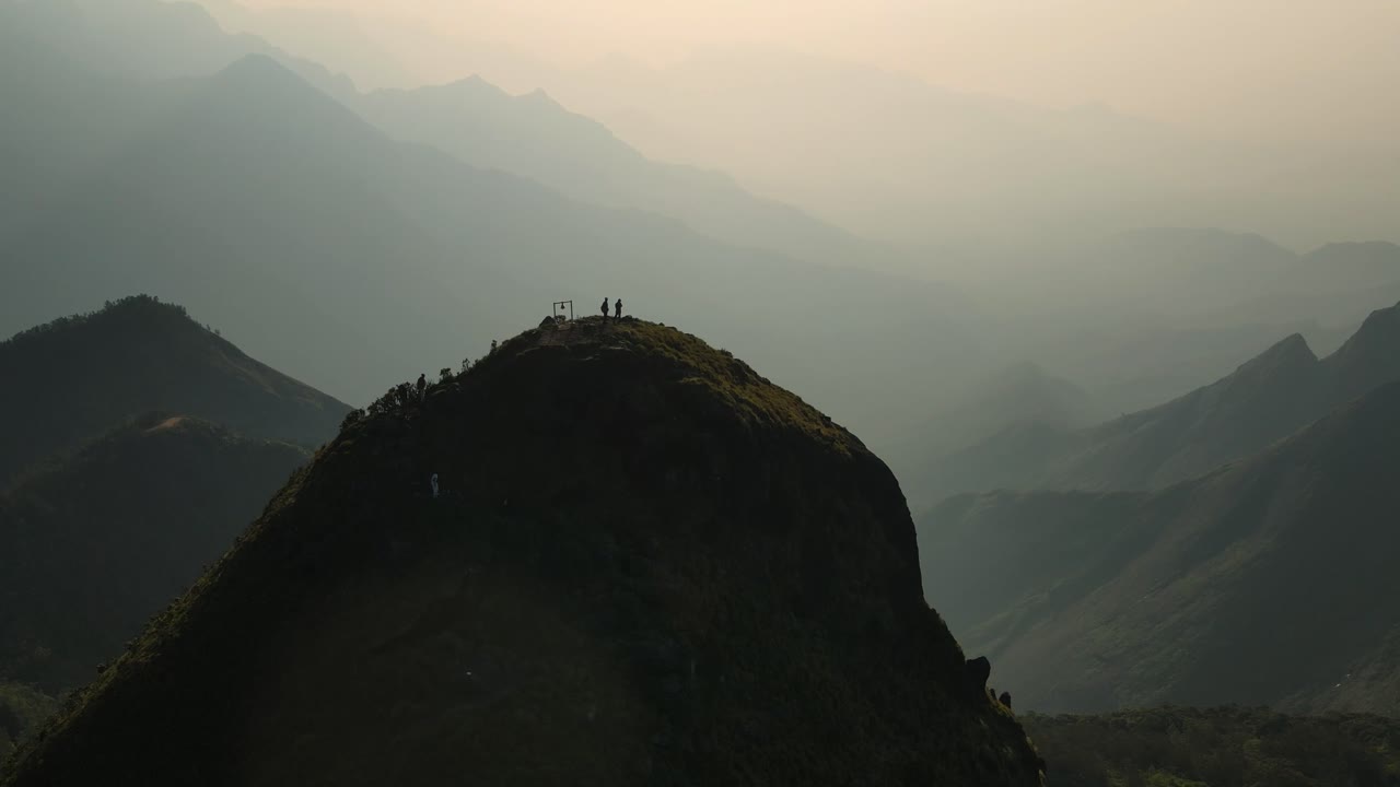 아침에 콜루쿠마라이 산맥의 무인기 촬영, 부드러운, 꿈 같은 빛에 목욕