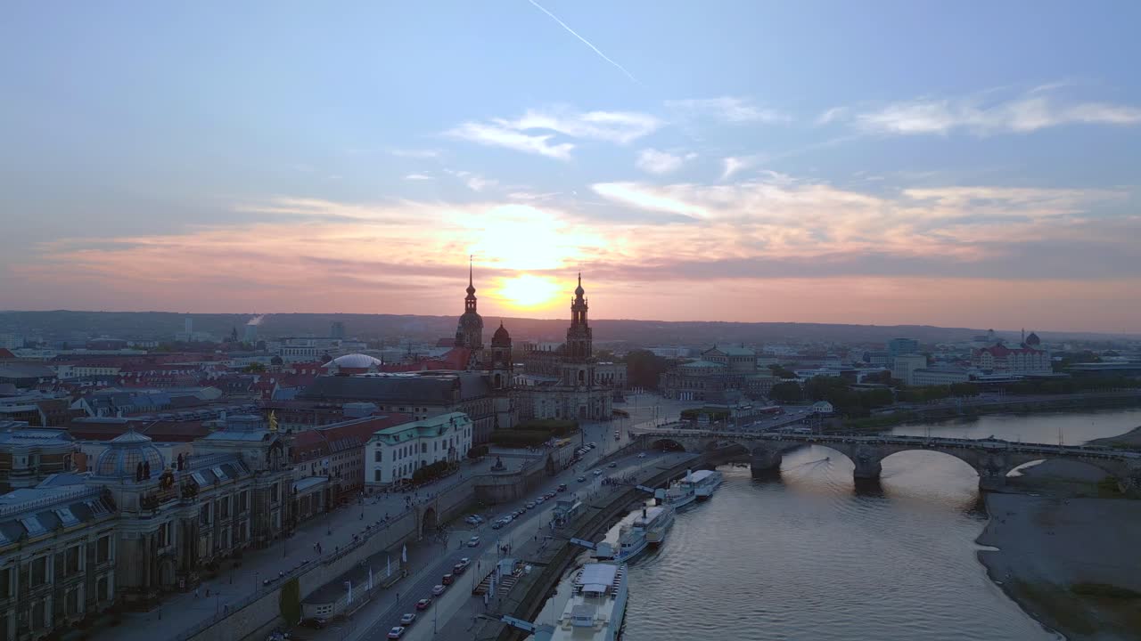 Fantastica vista aerea dall'alto: tramonto sulla città di Dresda, chiesa, cattedrale, ponte, fiume.