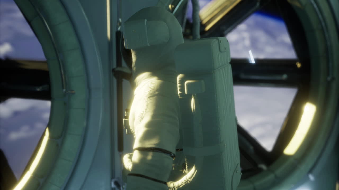 낮은 도에 있는 미래 우주선 근처의 우주에서 떠다니는 우주비행사