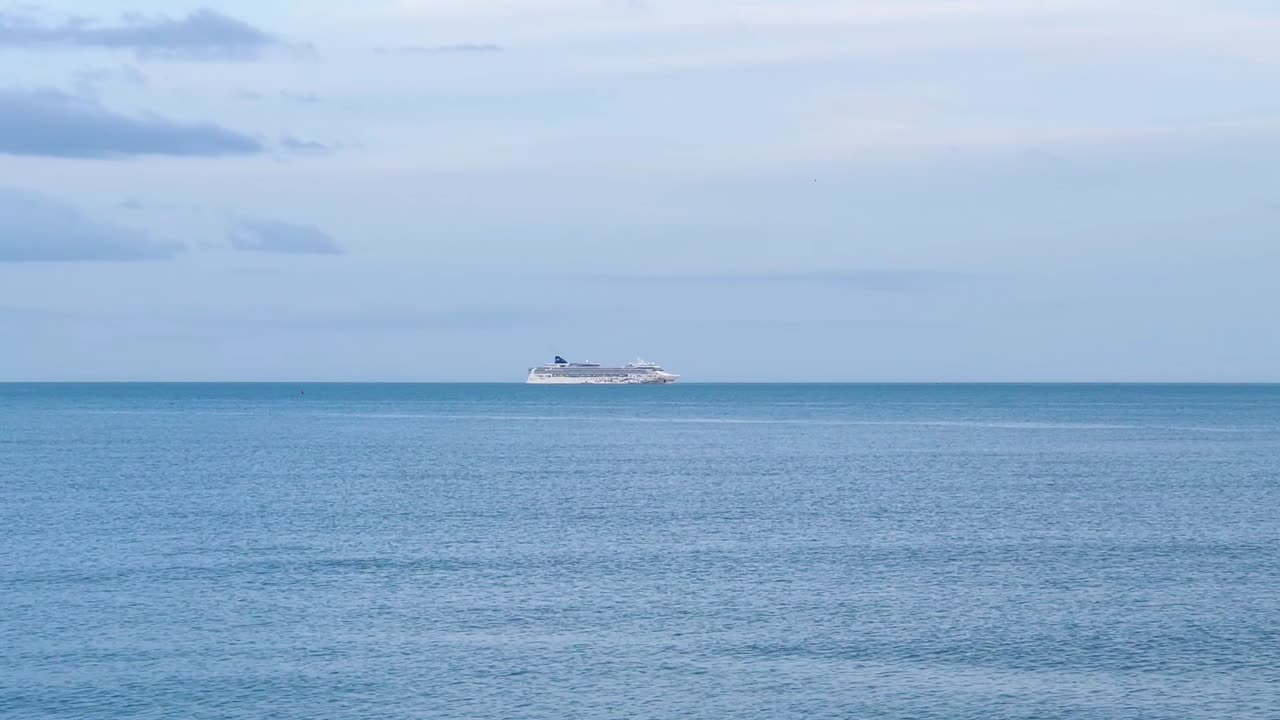 ⁇  크루즈 선박이 웅장한 저녁 바다에서 항해하고 있습니다.