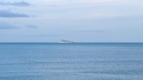 Weißes-Kreuzfahrtschiff,-Das-Im-Majestätischen-Abendmeer-Segelt