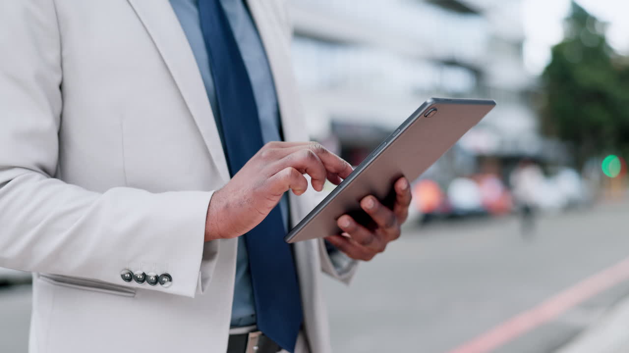 사업가, 손과 태블릿 도시