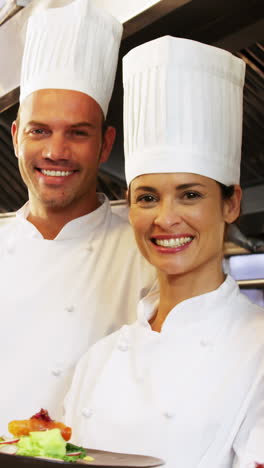grupo de cocineros con platos