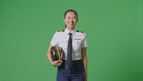 mujer piloto en uniforme