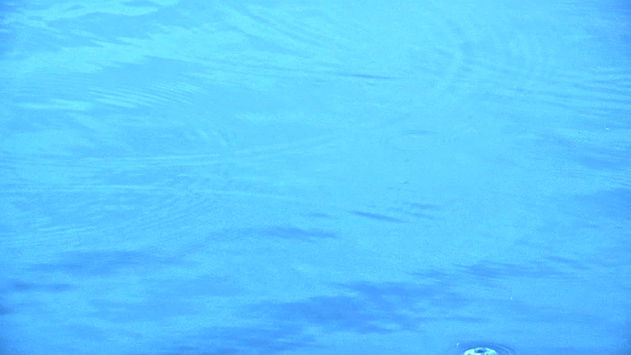 매우 푸른 물의 창공을 때리는 물방울