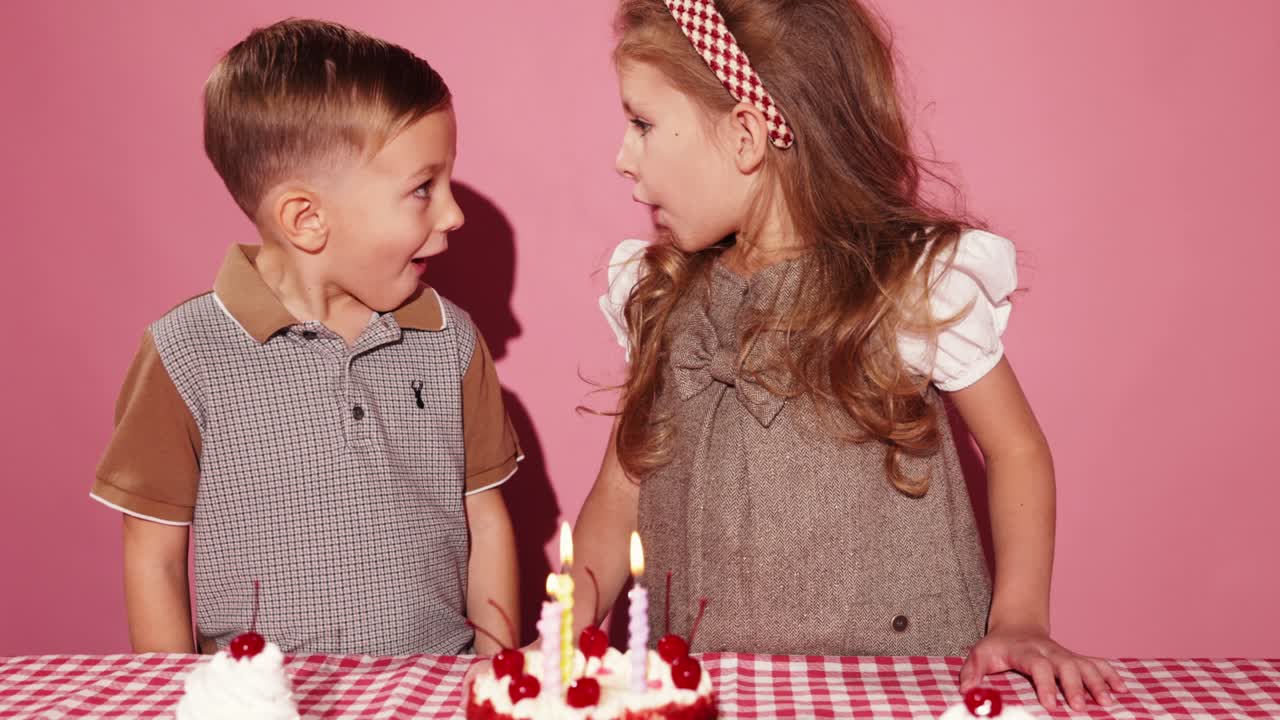 Bambini che festeggiano un compleanno